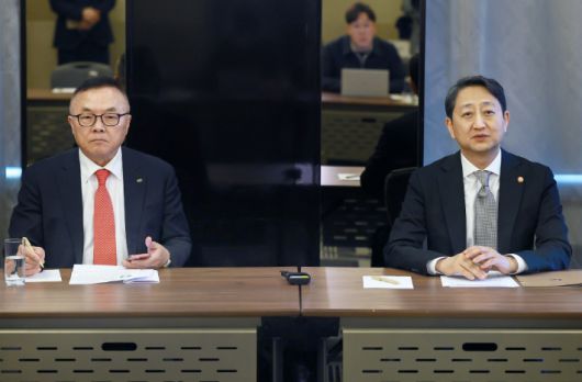 안덕근 산업통상자원부 장관이 6일(현지시간) 체코 프라하 도착 직후 열린 기자 간담회에서 발언하고 있다. 왼쪽은 황주호 한수원 사장. 연합뉴스