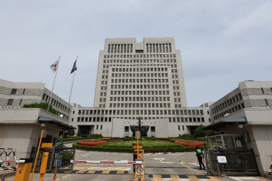 더불어민주당은 5일 이재명 대선 후보의 파기환송심 일정과 관련해 조희대 대법원장을 향해 선거운동 기간에 잡힌 모든 대선 후보자의 재판 기일을 대선 뒤로 미루라고 요구했다. 연합뉴스