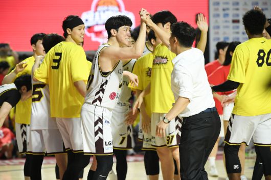 기뻐하는 허일영과 조상현 감독. KBL 제공
