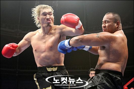 최홍만이 지난 2007녀 9월 29일 올림피공원 체조경기장에서 벌어진 K-1 월드그랑프리 2007 서울대회 개막전 제 9 경기에서 마이티 모(미국)의 안면을 공격하고 있다. 윤창원기자