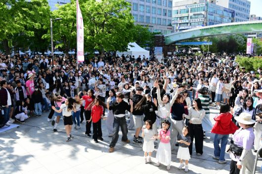 안산국제거리극축제 청소년 공간에서 음악이 울리자 청소년들이 랜덤댄스 스테이지로 나와 함께 춤을 추고 있다. 안산시 제공