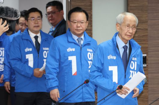 더불어민주당 박찬대 상임총괄선대위원장(왼쪽부터)·김부겸 총괄선대위원장·윤여준 상임총괄선대위원장이 7일 서울 여의도 당사에서 열린 중앙선거대책위원회의에 참석하는 모습. 연합뉴스