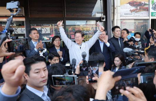 더불어민주당 이재명 대선 후보가 '골목골목 경청투어:국토종주편'에 나선 7일 정은경 총괄선대위원장과 함께 전북 진안군 새참거리를 찾아 연설을 하고 있다. 연합뉴스