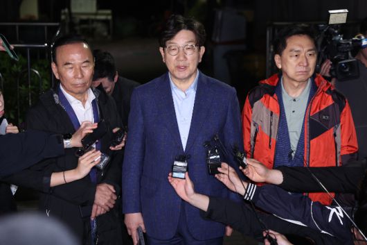 국민의힘 권성동 원내대표와 김기현·박덕흠 의원이 6일 후보 단일화 압박에 반발하며 후보 일정을 중단하고 상경한 김문수 대선 후보를 만나기 위해 서울 관악구 김 후보의 자택 앞에서 기다리다 김 후보가 오지 않자 자리를 떠나며 입장을 밝히고 있다. 연합뉴스