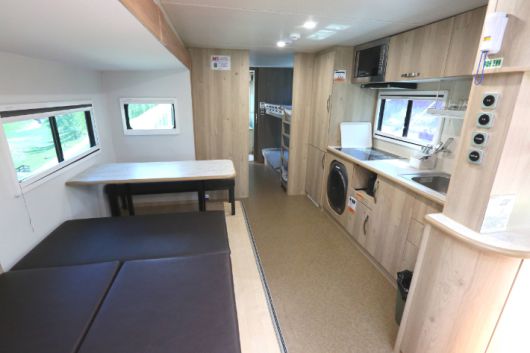 침대, 주방, 세탁기 등 편의 시설이 완비된 보문(별빛)카라반파크 내부. 경주시 제공