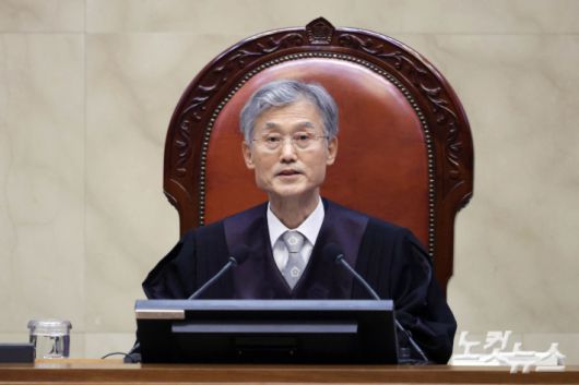 조희대 대법원장이 1일 오후 더불어민주당 이재명 대선 후보의 공직선거법 사건 전원합의체 선고를 위해 서울 서초구 대법원 대법정에 입장해 장내 정돈을 선언하고 있다. 사진공동취재단