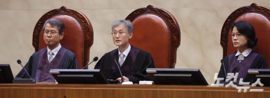 조희대 대법원장을 비롯한 대법관들이 지난 1일 서울 서초구 대법원에서 이재명 더불어민주당 대선 후보의 공직선거법 위반 사건과 관련한 전원합의체 선고를 위해 대심판정에 착석해 있다. 사진공동취재단