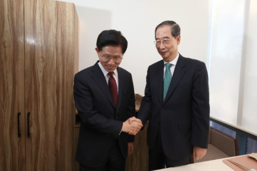 악수하는 김문수 후보와 한덕수 예비후보      (서울=연합뉴스) 황광모 기자 = 국민의힘 김문수 대선후보(왼쪽)와 무소속 한덕수 대선 예비후보가 7일 서울 종로구의 한 식당에서 후보 단일화 관련 회동을 하기 전 악수하고 있다. 2025.5.7 [공동취재]     hkmpooh@yna.co.kr (끝)   <저작권자(c) 연합뉴스, 무단 전재-재배포, AI 학습 및 활용 금지> 연합뉴스