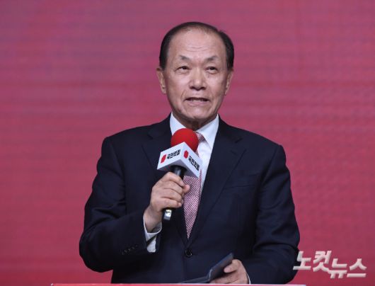 18일 오후 서울 강서구 ASSA아트홀에서 열린 '제21대 대통령후보자 국민의힘 1차 경선 후보자 비전대회' 에 참석한 황우여 선거관리위원장이 인사말을 하고 있다. 황진환 기자