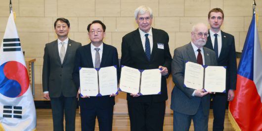 안덕근 산업통상자원부 장관이 지난 2월 17일 서울 중구 대한상공회의소에서 열린 '한-체코 투자 및 비즈니스 컨퍼런스'에서 양국 기업·기관 간 업무협약을 체결한 뒤 기념 촬영하는 모습. 연합뉴스