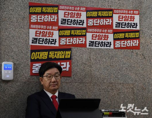 국민의힘 권성동 원내대표가 8일 오전 국회 원내대표실 앞에서 김문수 당 대선후보와 한덕수 무소속 대선 예비후보간 단일화를 촉구하는 단식 농성을 하고 있다. 황진환 기자