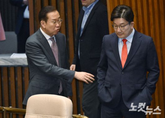 권영세 국민의힘 비상대책위원장과 권성동 원내대표가 24일 서울 여의도 국회에서 열린 추가경정예산안 제출과 관련한 시정 연설에 참석하며 대화하고 있다. 윤창원 기자
