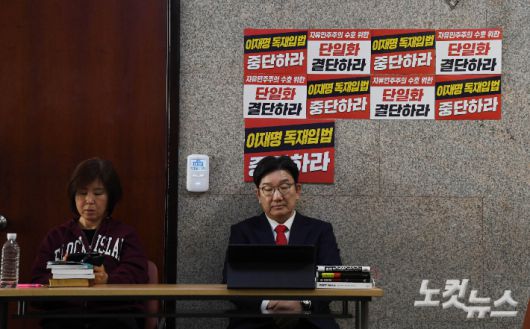 국민의힘 권성동 원내대표가 8일 오전 국회 원내대표실 앞에서 김문수 당 대선후보와 한덕수 무소속 대선 예비후보간 단일화를 촉구하는 단식 농성을 하고 있다. 황진환 기자