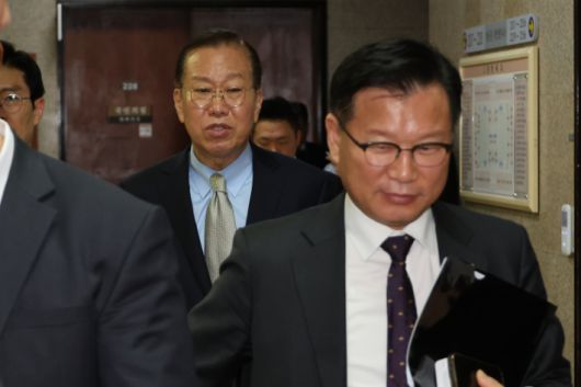 국민의힘 권영세 비상대책위원장과 이양수 중앙당선관위원장이 7일 서울 여의도 국회에서 의원총회에 이어 열린 비상대책위원회의와 선거관리위원회의를 마친 뒤 나오고 있다. 연합뉴스