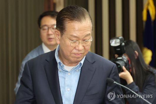 (서울=연합뉴스) 김주성 기자 = 국민의힘 권영세 비상대책위원장이 6일 서울 여의도 국회에서 열린 의원총회에서 후보 단일화를 촉구하기 위해 발언대에 서고 있다. 2025.5.6 utzza@yna.co.kr 연합뉴스