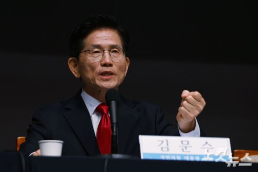 김문수 국민의힘 대선 후보가 8일 오전 서울 중구 프레스센터에서 열린 관훈클럽 초청 토론회에서 기조연설을 하고 있다. 류영주 기자