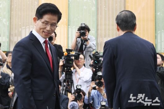 김문수 국민의힘 대선 후보와 한덕수 무소속 대선 예비후보가 8일 국회 사랑재에서 만나 후보 단일화를 위한 2차 회동을 마친 뒤 이석하고 있다. 황진환 기자