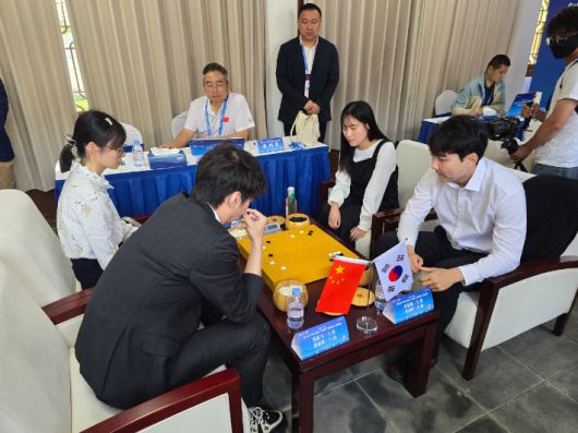 '제9회 루양·즈방배 한·중·일 삼국 바둑 명인 페어전' 8강에서 대국을 벌이고 있는 당이페이·탕자원 vs 박정환·오유진(사진 오른쪽 페어). 한국기원 제공