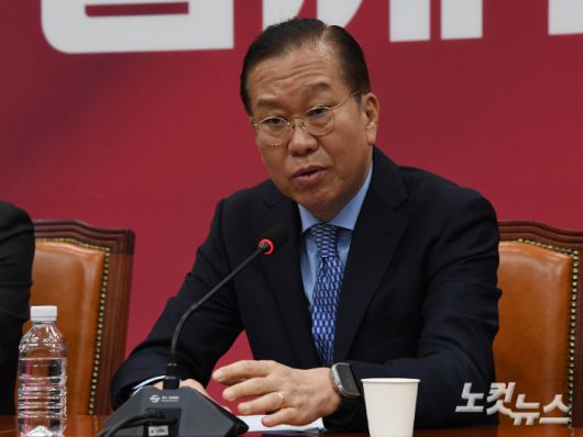 국민의힘 권영세 비상대책위원장이 8일 오후 국회에서 열린 대선후보 단일화 관련 기자간담회에 참석해 발언하고 있다. 황진환 기자