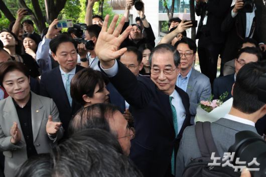 한덕수 무소속 대선 예비후보가 8일 오후 서울 여의도 국회 강변서재에서 열린 김문수 국민의힘 대선 후보와 단일화 관련 회동에 참석하며 김문수 지지자들을 향해 손을 들어 인사하고 있다. 황진환 기자