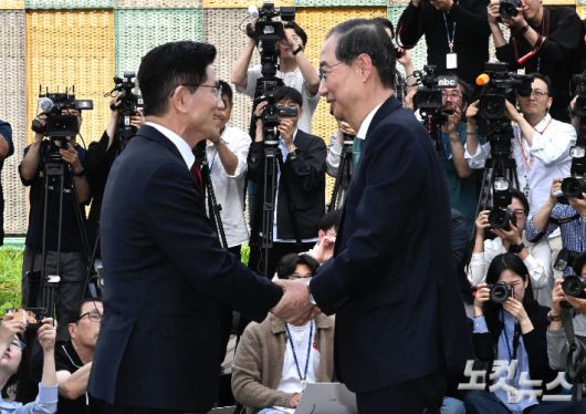 국민의힘 김문수 대선후보와 무소속 한덕수 대선 예비후보가 8일 서울 여의도 국회에서 후보 단일화와 관련해 회동하고 있다. 황진환 기자