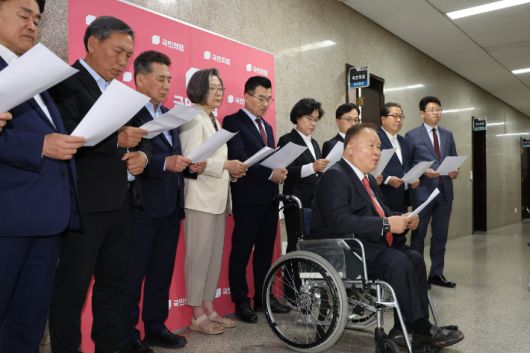 국민의힘 이상민 대전 유성을 당협위원장 등 40명의 원외 당협위원장들이 6일 서울 여의도 국회에서 김문수 후보와 무소속 한덕수 후보의 단일화를 촉구하는 모습. 연합뉴스