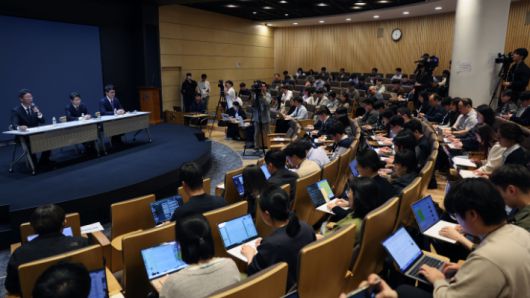 류정환 SKT 네트워크 인프라 센터장(왼쪽부터), 임봉호 SKT MNO 사업부장, 김희섭 SKT 커뮤니케이션 센터장이 7일 서울 중구 SK텔레콤 T타워에서 SK텔레콤의 해킹 사고와 관련해 취재진 질문에 답하고 있다. 연합뉴스