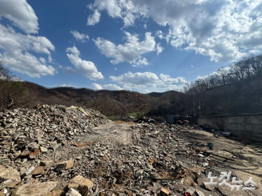 폐허가 된 경북 안동시 남선면 도로리의 마을. 이우섭 기자