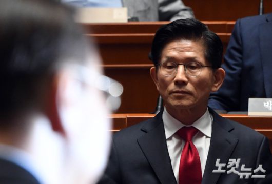 국민의힘 김문수 대선후보가 9일 국회에서 열린 의원총회에 참석해 권영세 비대위원장의 발언을 듣고 있다. 황진환 기자