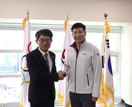 제32대 대한하키협회장으로 선출된 성용식 회장(왼쪽)과 대한체육회 유승민 회장. 협회
