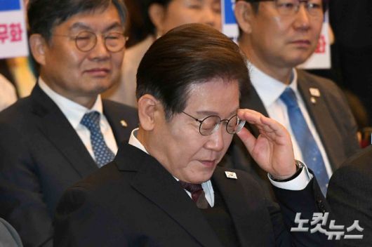 이재명 더불어민주당 대통령 선거 후보가 8일 서울 여의도 기업중앙회 KBIZ홀에서 열린 중앙선대위 직능본부 민생정책 협약식에서 식순을 확인하고 있다. 박종민 기자