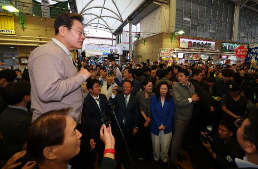 더불어민주당 이재명 대선 후보가 제3차 골목골목 경청투어로 경북지역 방문에 나선 9일 경북 성주군 성주전통시장에서 연설을 하고 있다. 연합뉴스