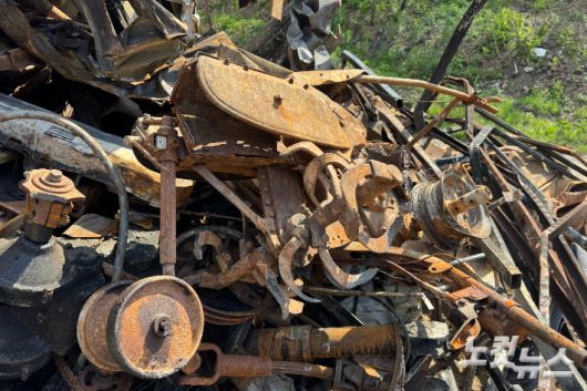 불에 탄 농기계. 이우섭 기자