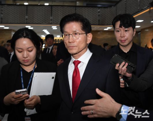 국민의힘 김문수 대선후보가 9일 국회에서 열린 의원총회 중 권영세 비대위원장의 발언 후 의총장을 떠나고 있다. 황진환 기자