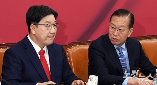 국민의힘 김문수 대선후보가 8일 오전 기자회견을 통해 당 지도부의 강제 단일화를 거부하겠다고 밝힌 가운데 이날 국회에서 열린 비상대책위원회 회의에 참석한 권영세 비대위원장과 권성동 원내대표가 대화를 하고 있다. 황진환 기자