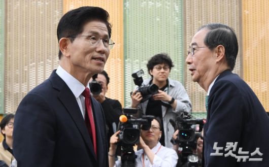 김문수 국민의힘 대선 후보와 한덕수 무소속 대선 예비후보가 지난 8일 국회 사랑재에서 만나 후보 단일화를 위한 2차 회동을 마친 뒤 이석하고 있다. 황진환 기자