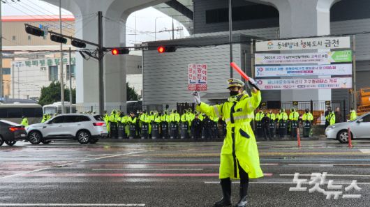 10일 전국농민회총연맹이 '트랙터 상경 시위'를 벌이는 가운데 경찰이 기아대교 앞 삼거리에서 교통 통제를 하고 있다. 송선교 기자