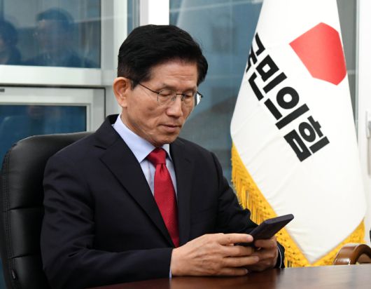 국민의힘 김문수 대선후보가 10일 오전 서울 여의도 선거캠프에서 기자회견 후 중앙당사에 마련된 대통령후보실에 앉아 캠프관계자들과 대책회의를 하고 있다. 황진환 기자