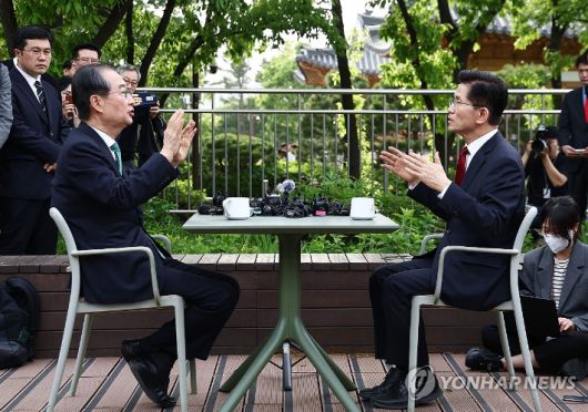 (서울=연합뉴스) 류영석 기자 = 무소속 한덕수 대선 예비후보가 8일 서울 국회 사랑재에 위치한 커피숍에서 국민의힘 김문수 대선후보와 후보 단일화 관련 회동을 하고 있다. 2025.5.8 [공동취재] ondol@yna.co.kr 연합뉴스