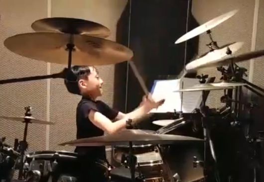 김선율군이 초등학교 2학년 때 드럼을 치고 있는 모습. 본인 제공