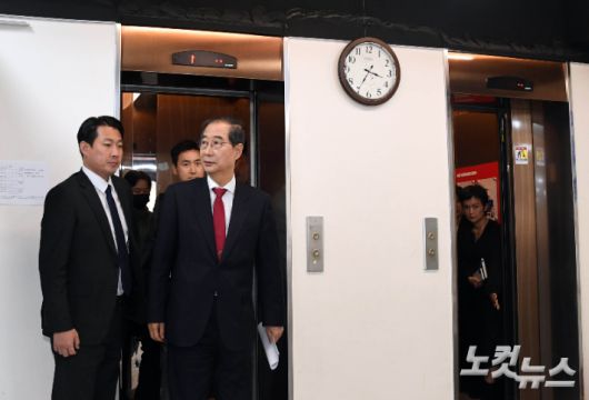 한덕수 대선 예비후보가 10일 오후 서울 여의도 국민의힘 당사에서 기자회견을 하기 위해 들어서고 있다. 황진환 기자