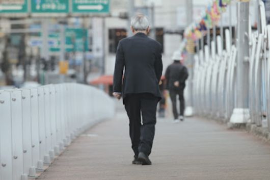 경남 진주의 한약방에서 시작된 한 사람의 조용한 나눔이, 한 청년의 인생을 바꾸고, 오늘의 한 목회자를 길러냈다.