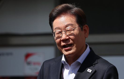 영남 신라벨트 골목골목 경청투어에 나선 더불어민주당 이재명 대선 후보가 10일 경남 창녕군 창녕공설시장을 찾아 즉흥 연설을 하는 모습. 연합뉴스