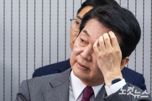 지난달 29일 제21대 대통령후보자 국민의힘 3차 경선 진출자를 발표하는 서울 여의도 국민의힘 중앙당사에서 안철수 후보가 결과를 기다리는 모습. 윤창원 기자