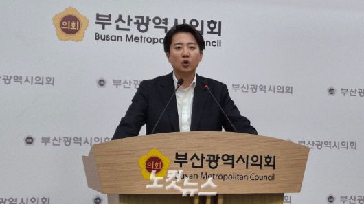 11일 부산 찾은 개혁신당 이준석 후보가 부산시의회에서 브리핑하고 있다. 강민정 기자