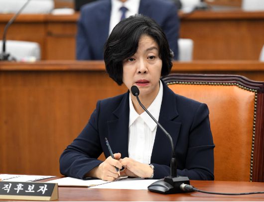 이숙연 대법관 후보자가 25일 서울 여의도 국회에서 열린 인사청문회에서 의원의 질의에 답하고 있다. 박종민 기자