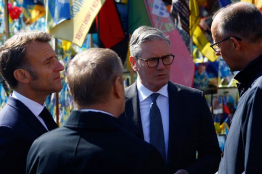 에마뉘엘 마크롱 프랑스 대통령(왼쪽부터)과 도날트 투스크 폴란드 총리, 키어 스타머 영국 총리, 프리드리히 메르츠 독일 총리가 10일(현지시간) 우크라이나 키이우에서 전몰자 추모 행사 도중 대화하고 있다. 연합뉴스