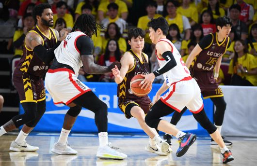 2대2 공격을 전개하는 서울 SK 김선형. KBL
