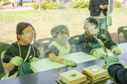 알루미늄 캔을 활용한 리사이클 키트를 체험하고 있는 모습. 북구청 제공