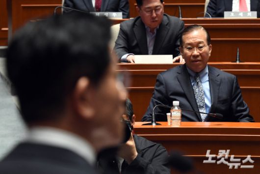 국민의힘 권영세 비대위원장이 9일 국회에서 열린 의원총회에 참석해 김문수 대선후보의 발언을 듣고 있다. 황진환 기자